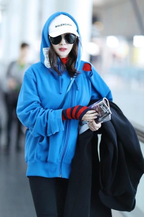 卫衣时尚穿搭,流行穿卫衣搭配小高领,减龄又保暖!