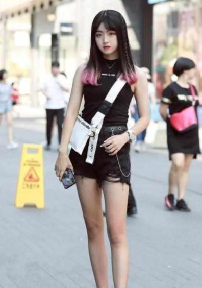 凸显|街拍美女穿露肩连衣短裙,凸显别致的美,笑容甜美可爱