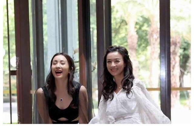 大場面|陶虹張庭林瑞陽年會變大型愛國現場，全員手舉國旗：我愛我的祖國！