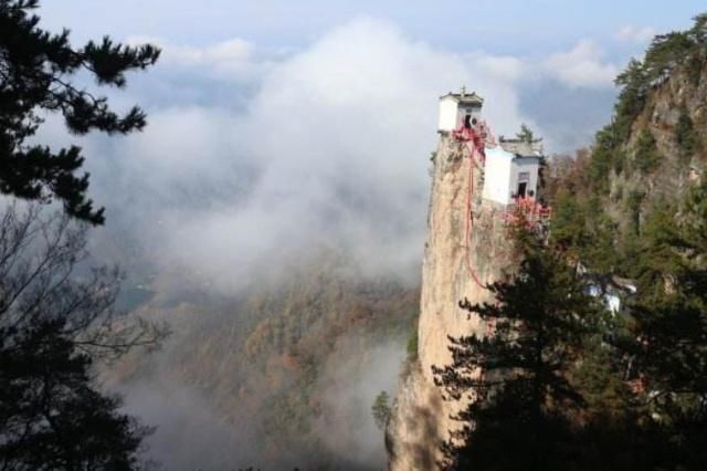 三面|建在悬崖上的房子，三面悬于万丈深渊，却屹立500年不倒