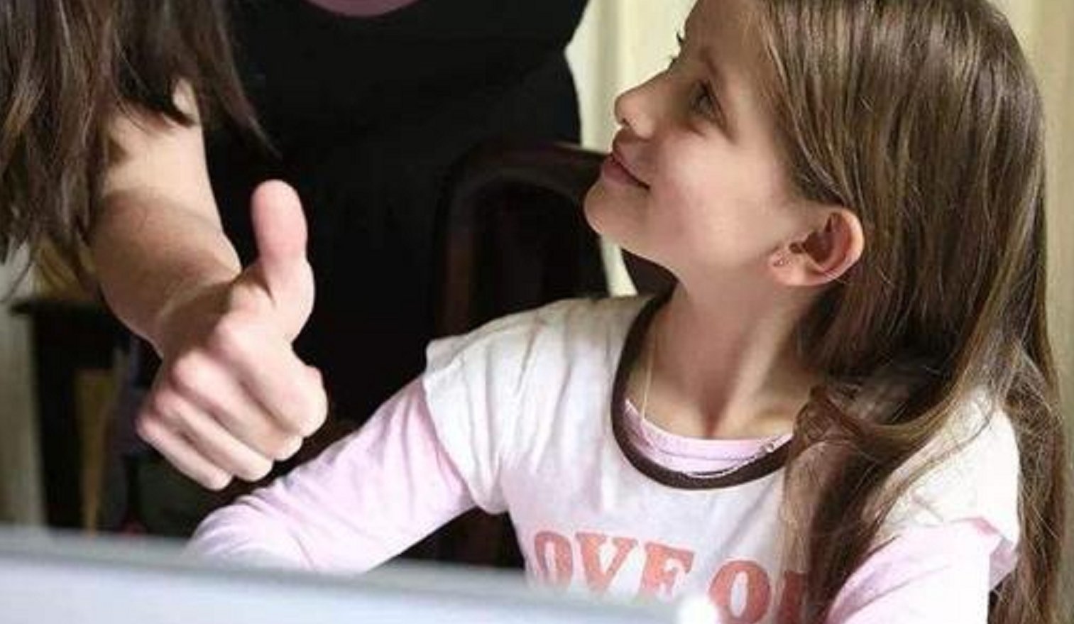 妹妹|男孩当众“怒斥”父母偏心妹妹，看到妹妹长相，网友：很难不偏心