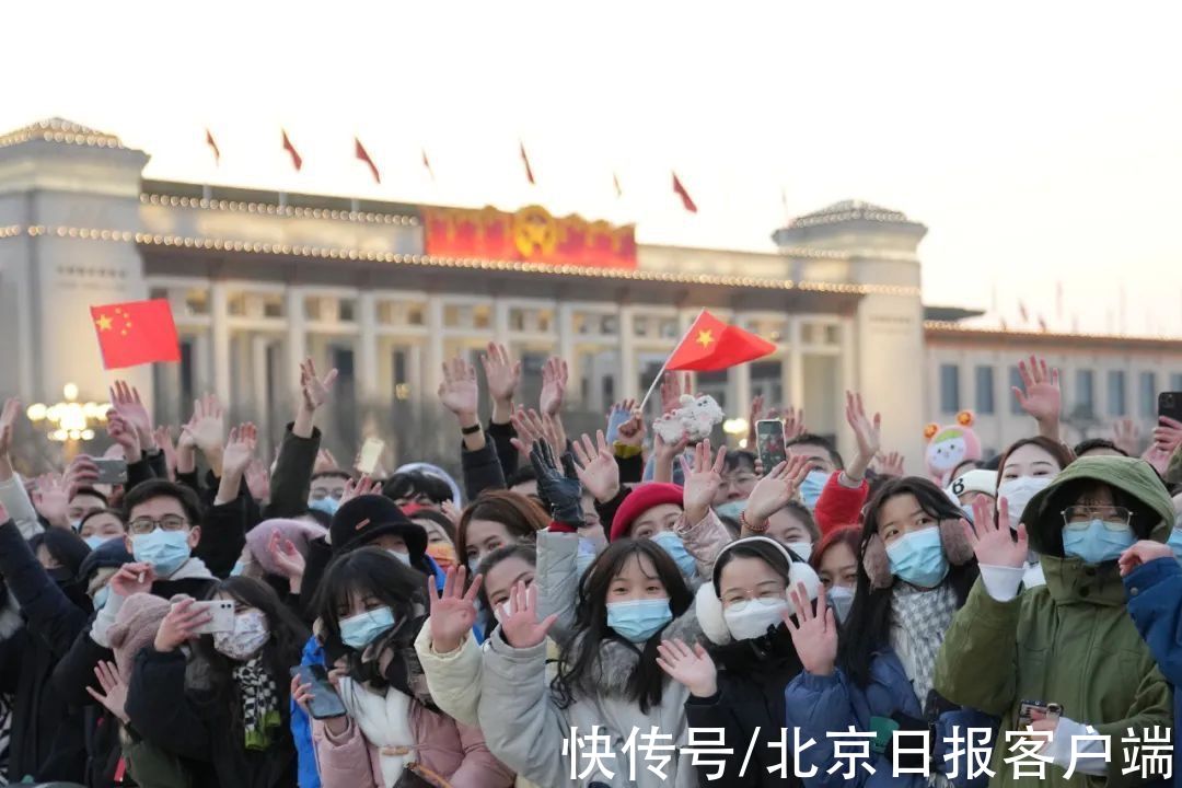 新年|激动又自豪！今晨天安门广场，市民群众寒风中观升旗迎新年