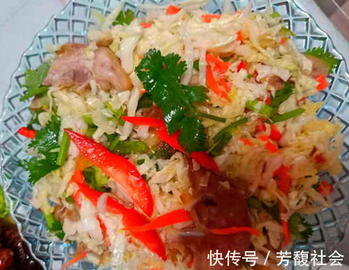 儿子大学放假返家,张罗了一桌子菜,简单丰盛,网友:这是亲爸妈