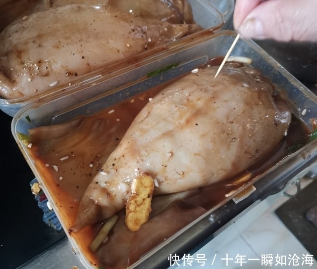 鱿鱼黑豆糯米饭，鱿鱼控的最爱，吃起来超满足