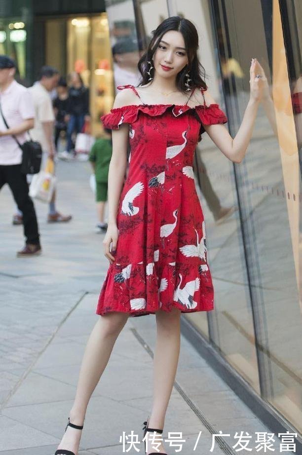 时尚女郎偏爱吊带连衣裙 简约又时尚 红色花纹中国风的感觉 粉紫色 时尚女郎偏爱吊带连衣裙 简约又时尚 红色花纹中国风的感觉 粉紫色
