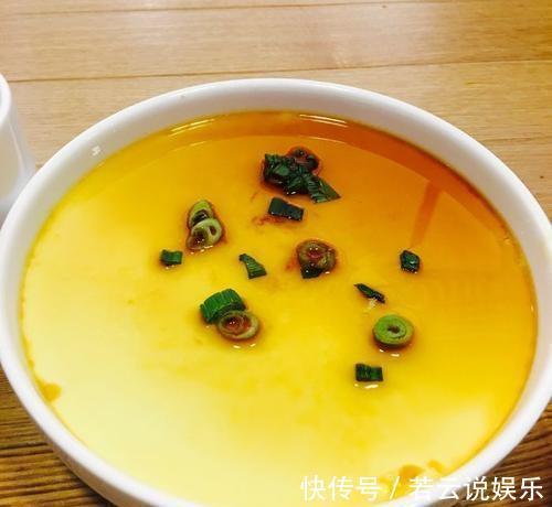 蒸鸡蛋时，千万别加水就蒸！这个诀窍，鸡蛋比豆腐脑还要嫩！