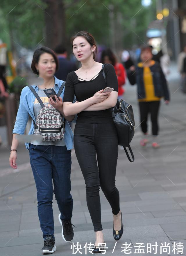 衣服穿上|街拍:中袖上衣搭配小脚裤子,纯色搭配很有休闲风格