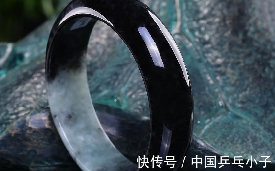 翡翠$“千种玛瑙，万种玉”，翡翠颜色多种多样，看完会帮你成翡翠高手！