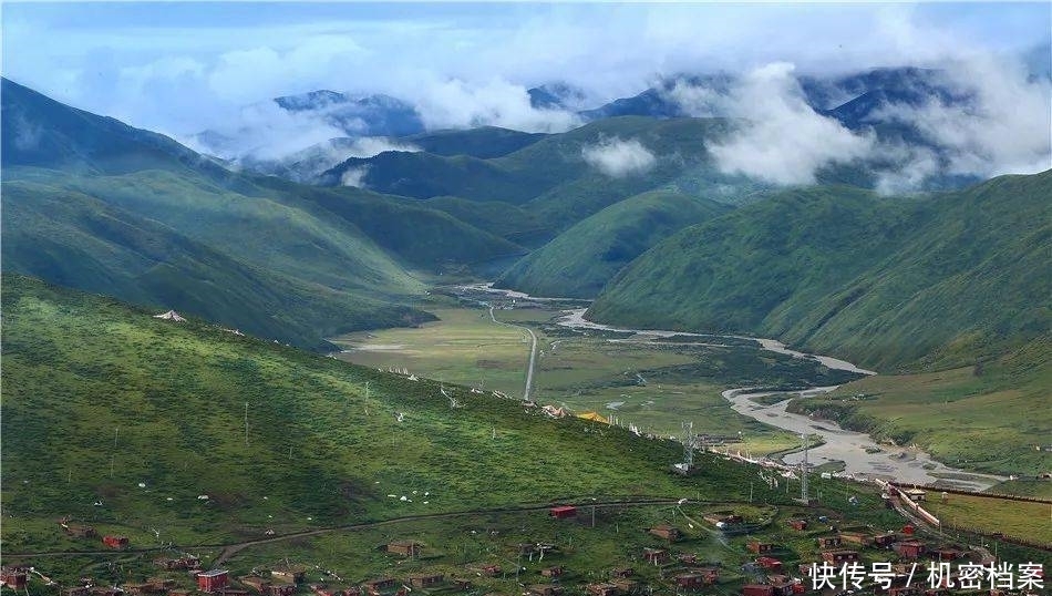 这是一片最为纯净的地方，碧蓝天空与银岭碧草之间有千座红木屋