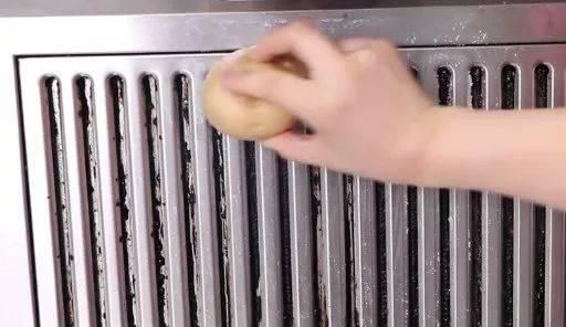 油烟机上放一个土豆,原来这么厉害效果太好了,快去学学