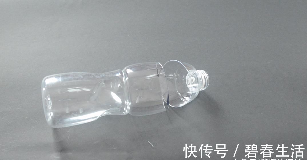 塑料瓶别再丢了, 剪几刀, 放在厨房有大用处, 家家户户都用得到