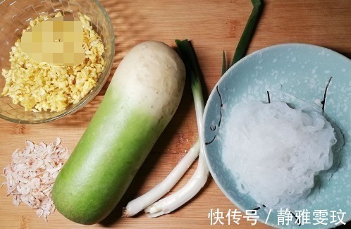 一个萝卜，2个鸡蛋，不用发面，教你这样做馅饼，营养又味美