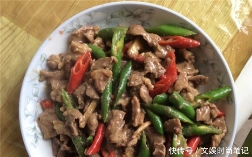 它是“带饭党”的最爱，简单一炒就出锅，菜品鲜嫩营养还管饱！