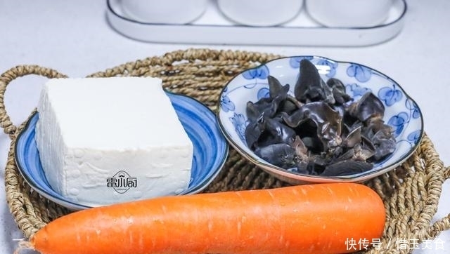 喷香|豆腐别再炖着吃了,加这两食材一起炒,喷香下饭,天天吃都不够!