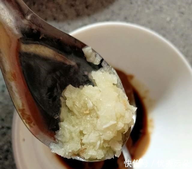 豆角与芝麻酱是好“搭档”,清爽爽口,酱汁飘香四溢