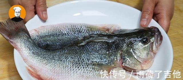 清蒸鲈鱼时,切记不要放盐和料酒,教你正确做法,鱼肉鲜嫩无腥味!