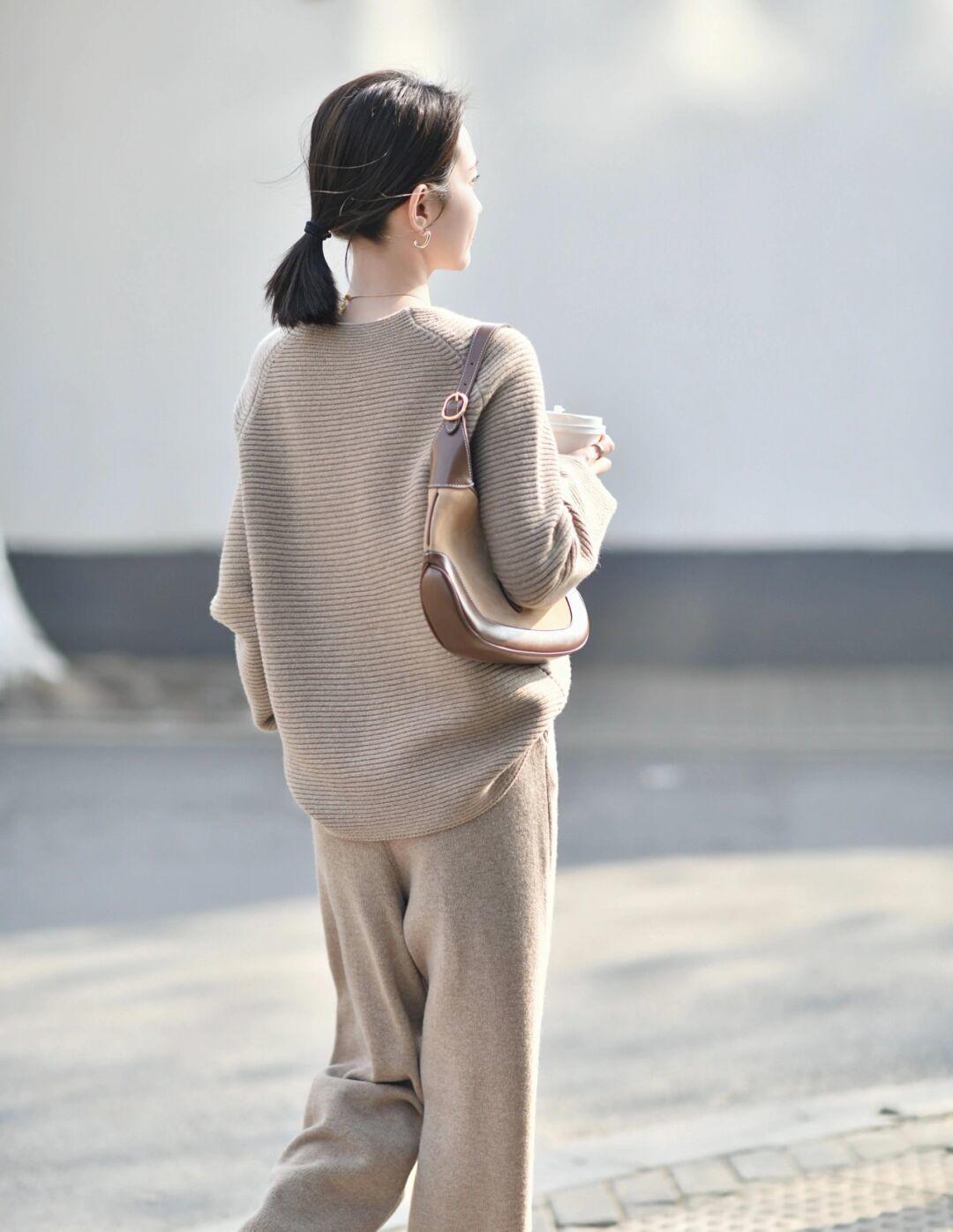 博主|气质是由内而外散发的,会穿“毛衣”很重要,美的像小姑娘