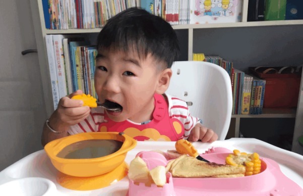 脾虚|7岁前管住孩子的嘴,医生:3种食物让娃少碰,积食脾虚难长个