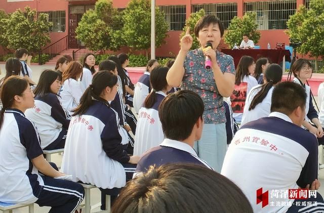 心理|曹州实验中学：心理专家进校园为高考学子减压