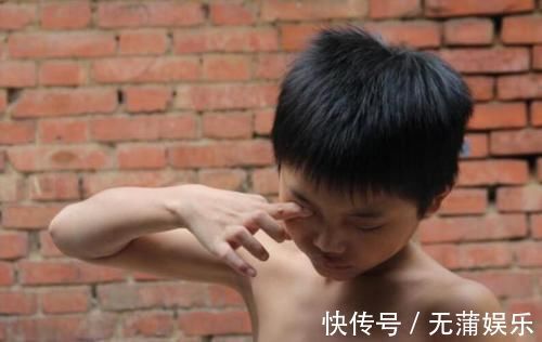 医生|3岁孩子把石灰撒进眼睛里,妈妈不敢用水冲洗,事后医生骂无知