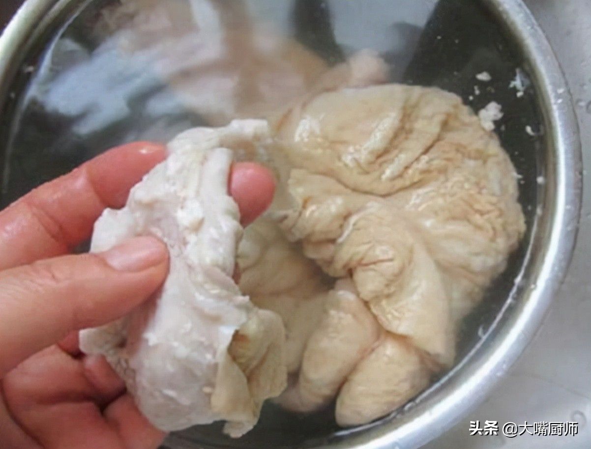 才知道洗猪大肠很简单,不加碱不加醋,20分钟洗净,不腥臭不油腻