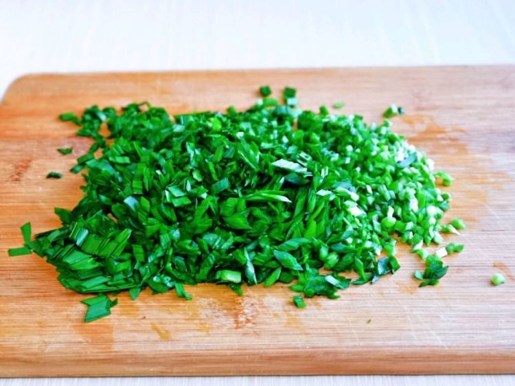 做韭菜盒子的时候加点虾皮和香干,味道太鲜美了,真过瘾