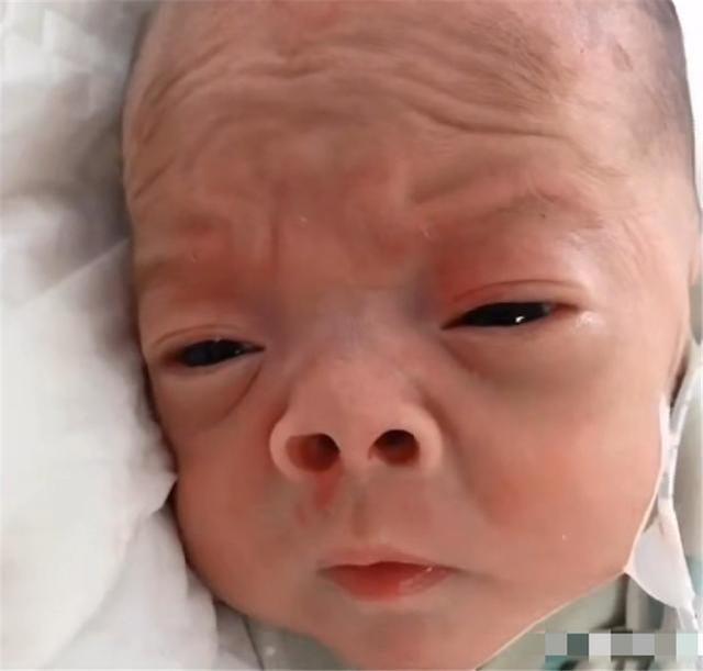 逆袭|宝宝出生时“丑哭”妈妈,被嫌弃长大,如今颜值完美逆袭,真好看