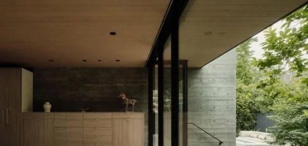 餐厨|不差钱的土豪,在山里建了座豪宅,鸟语花香,过上诗一般的生活