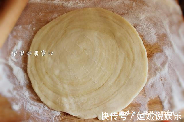 烙饼时，有人烫面，有人抹油，其实都不对，大厨教你正确做法
