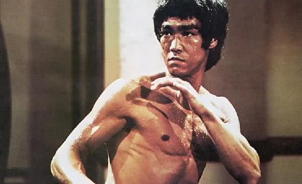 泰森用拳击规则,李小龙用散打规则,谁赢?