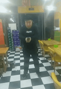 |搞笑GIF段子:妹子结个婚容易吗,这么漂亮也被整的好惨