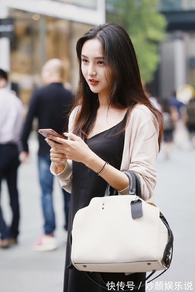 街拍|街拍美女:头发飘逸的美女,个个都长发及腰