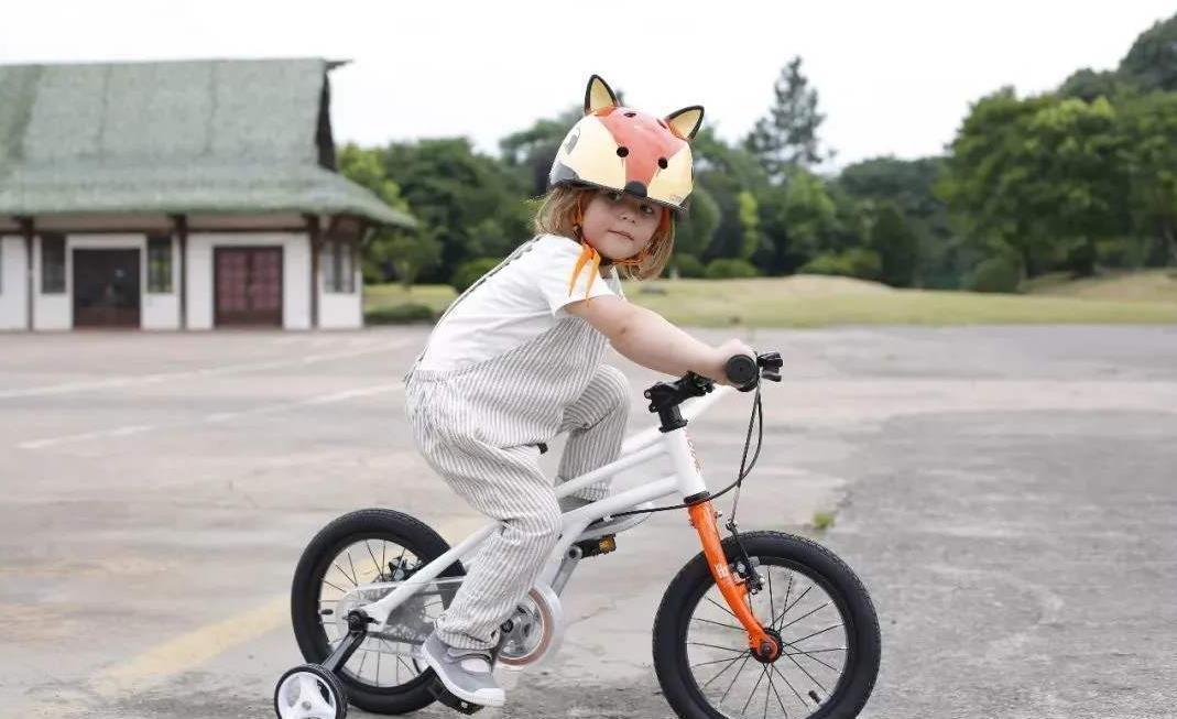 游泳|儿科医生呼吁:这3种运动不宜让孩子太早接触,家长别揠苗助长