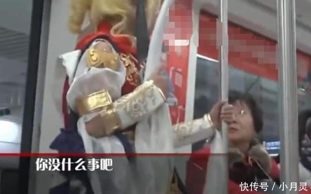 女孩|二次元妹子乘组地铁,竟被大妈怒怼,女孩的反应网友狂赞!
