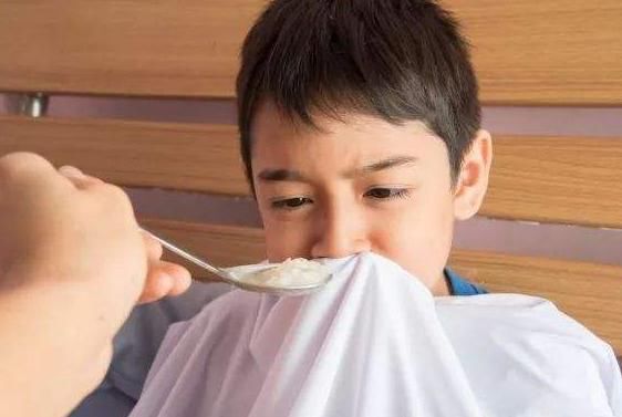 孩子|姥姥带双胞胎5年,很少往医院跑,分享:常做3事,别让娃积食