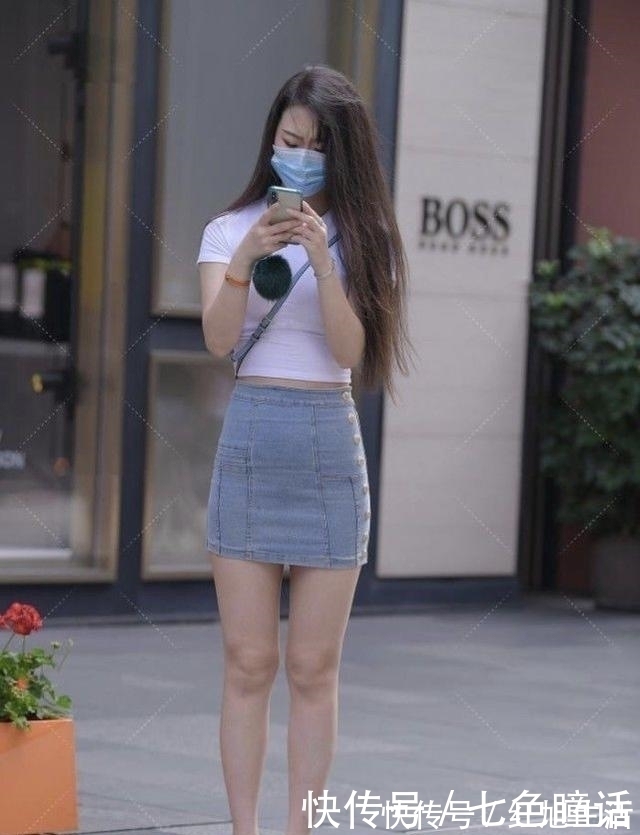 牛仔裙 白色短袖搭配浅蓝色修身牛仔裙,青春靓丽,自信大方