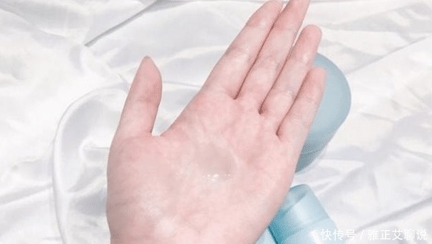 使用爽肤水时倒手上就开始拍?医生都哭笑不得:果然是人傻钱多!