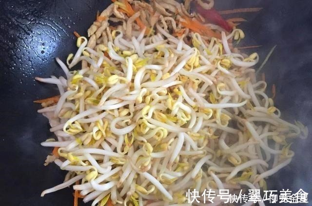 所示|豆芽炒粉条想要做得好吃,多加一步操作,豆芽鲜脆粉条爽滑太过瘾