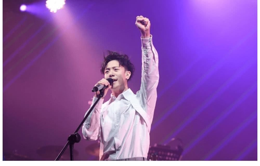 終于，《中國好聲音》在播出十周年之際把節(jié)目做成了低配版《超女快男》