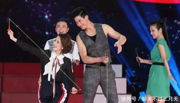 央视主持人张蕾亮相《星光大道》,这下身旁的朱迅尴尬了