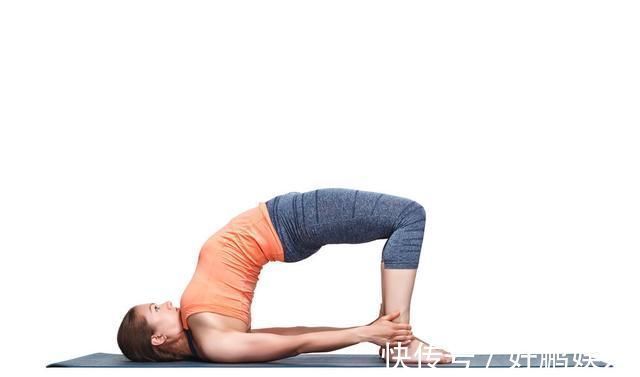 驼背|优美后弯背部僵硬也可达成瑜伽支撑桥式帮你舒服后弯纠正驼背