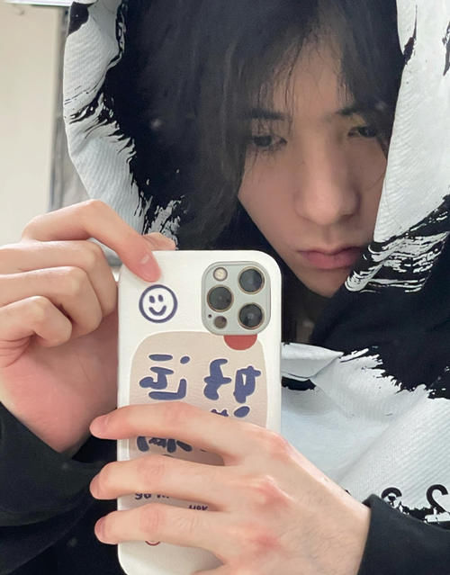 青春有你主题曲直拍公布,余景天动作标准,邓孝慈是在梦游?