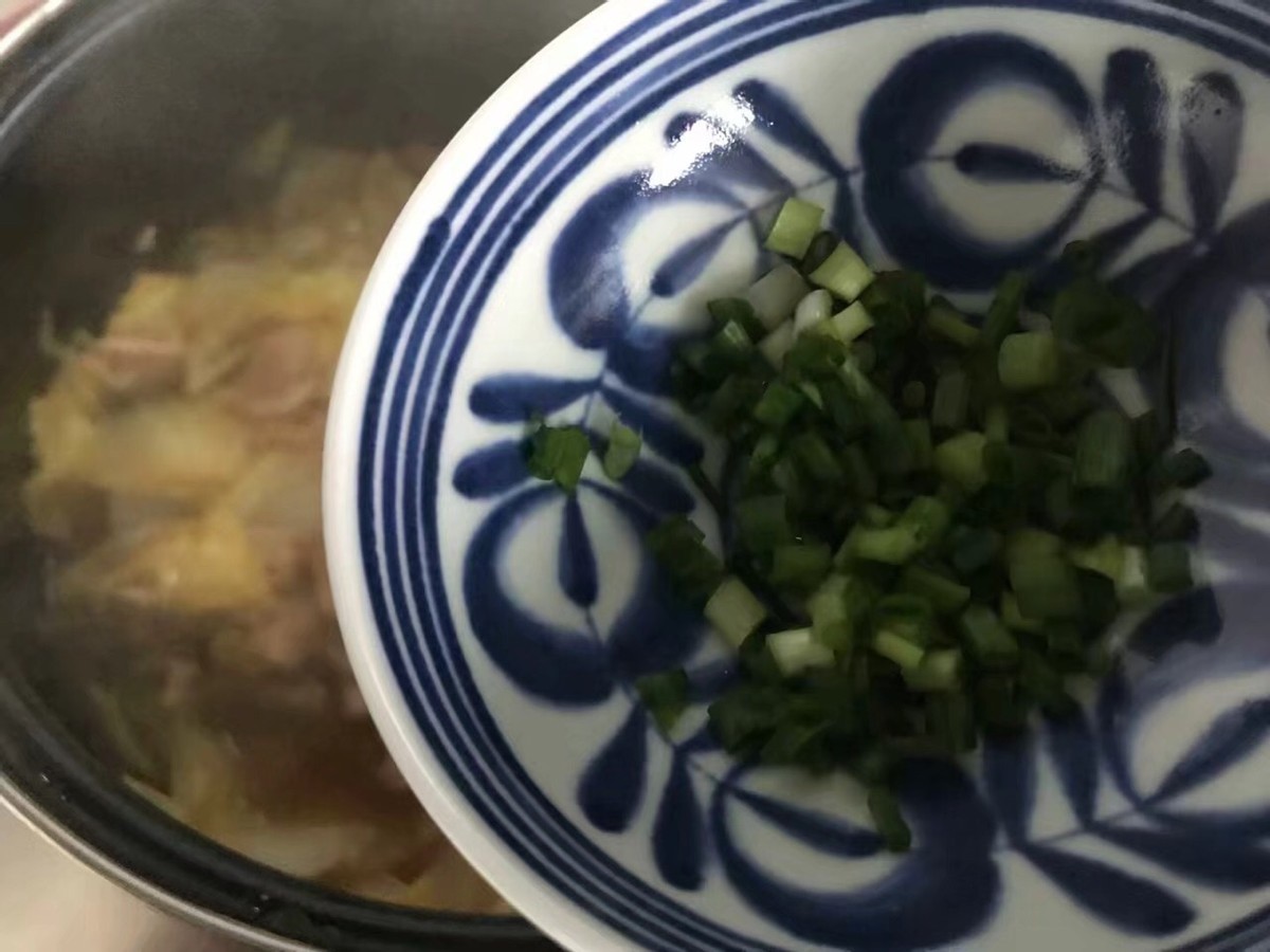东北人都爱吃的一道菜，白菜腐皮炖五花肉，鲜美下饭真好吃