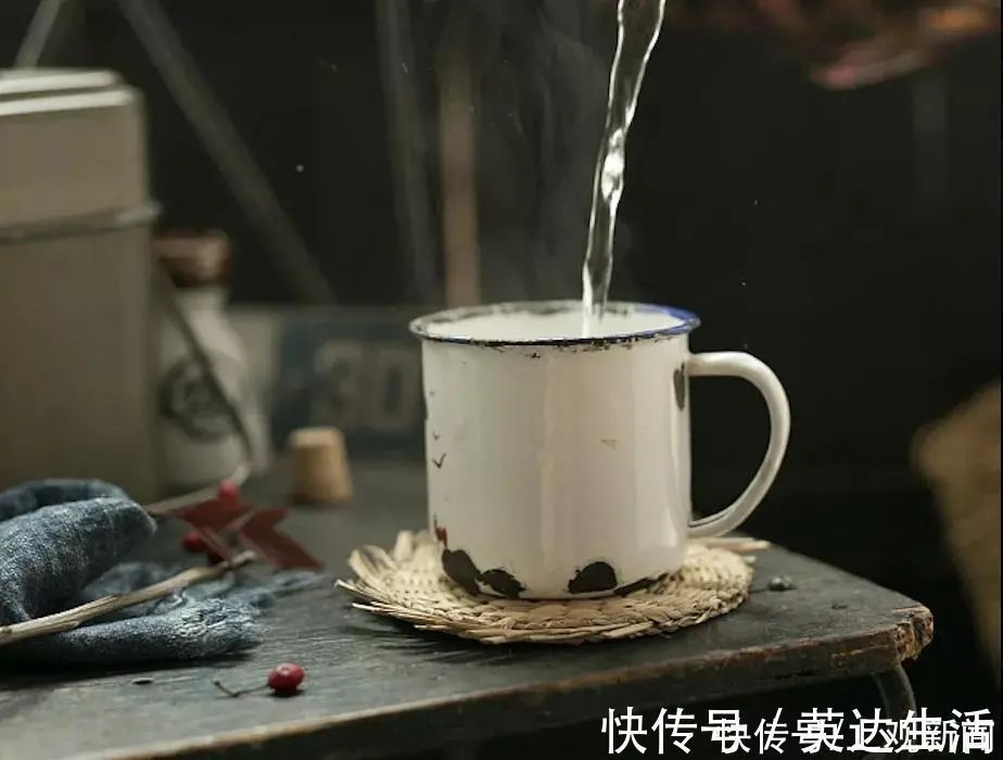 玻璃杯|用错水杯等于喝“毒”！玻璃杯、不锈钢杯……最安全的水杯居然是？