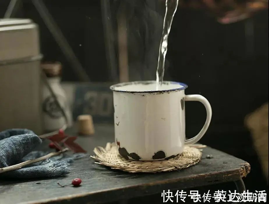 玻璃杯|用错水杯等于喝“毒”!玻璃杯、不锈钢杯……最安全的水杯居然是?