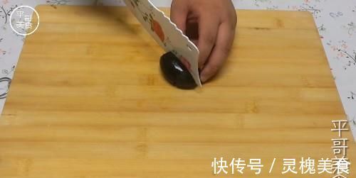 黄瓜别再炒鸡蛋了，换种新花样，招待客人倍有面子，上桌遭疯抢！