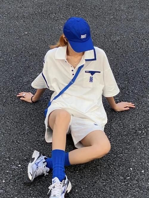 一眼万年|今夏最热克莱因蓝，怎么穿不像工作服？4种搭配方式，显白又高级
