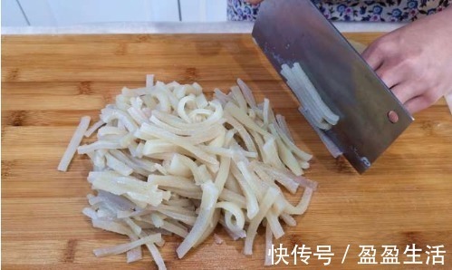 猪皮|猪皮这样吃才叫爽,不炒也不炸,一次做一锅,一锅都不够吃