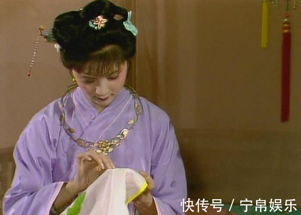 热毒症$用“风月宝鉴”照宝钗,竟发现宝钗的身体里住着“一个鬼”,为何这么说