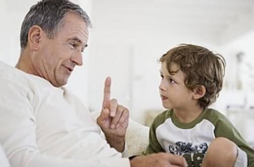 风扇|爸爸带孩子吃西瓜照火了,发明了电风扇“吃瓜法”,懒出了新高度